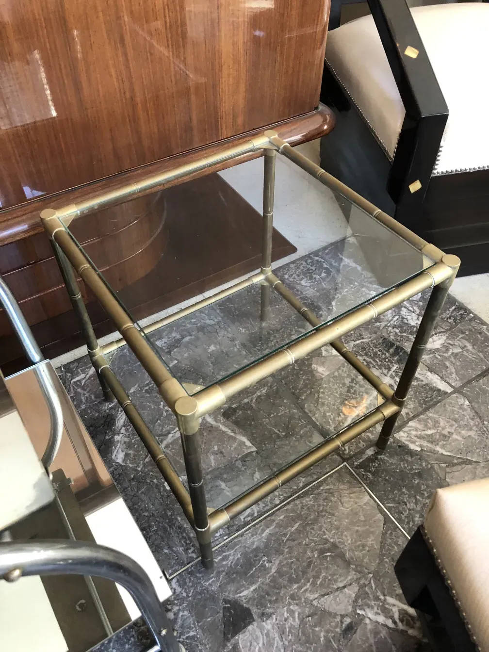 alter kleiner Tisch mit Glasplatte in modernem Ambiente