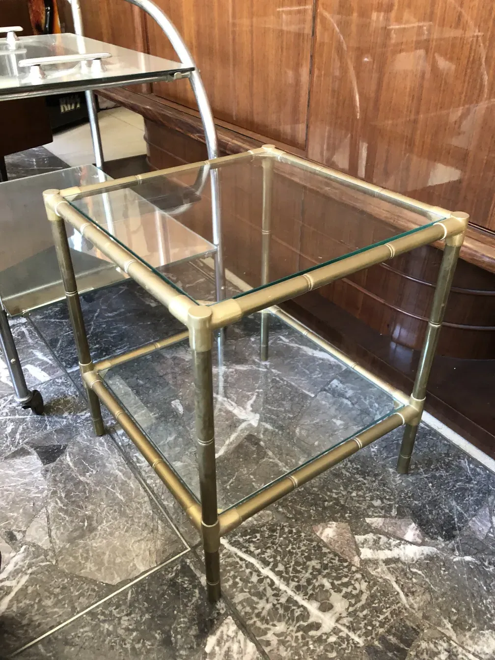 tavolino antico da angolo con un design semplice ed elegante