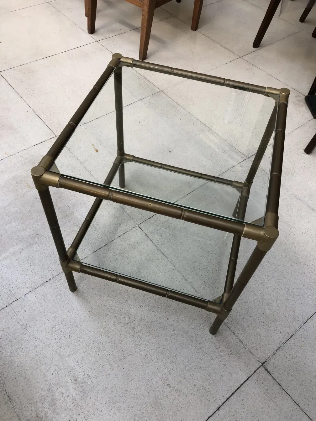 Ancienne petite table avec cadre en métal et dessus en verre.