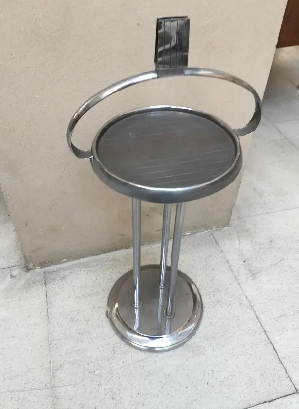 Petite table ancienne avec base ronde sur le sol