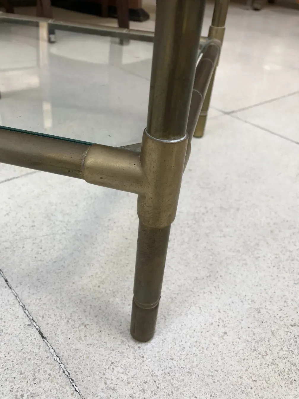 mesita antigua con acabado dorado y decoración sencilla en el entorno