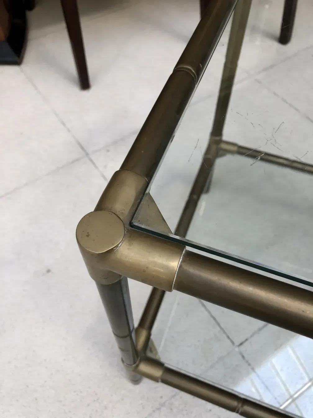 Mesinha antiga com estrutura visível e tampo de vidro