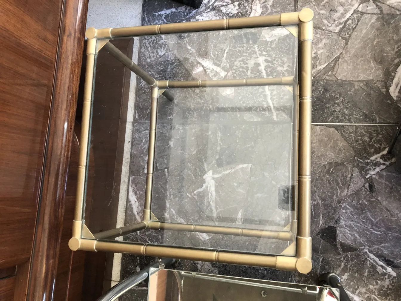 petite table ancienne avec cadre en métal et surface en verre clair