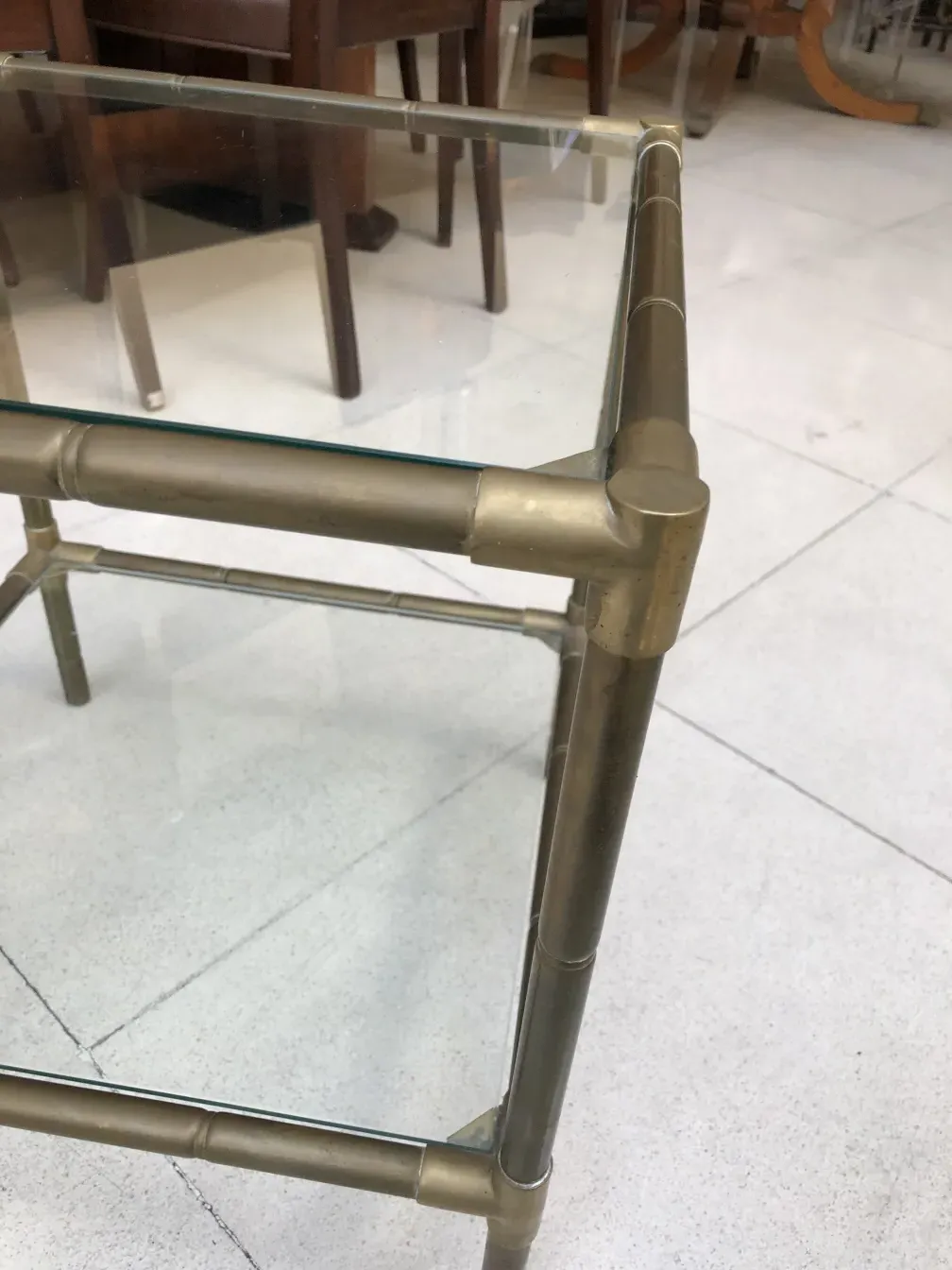 Tavolino antico con piano in vetro, ideale per la decorazione.