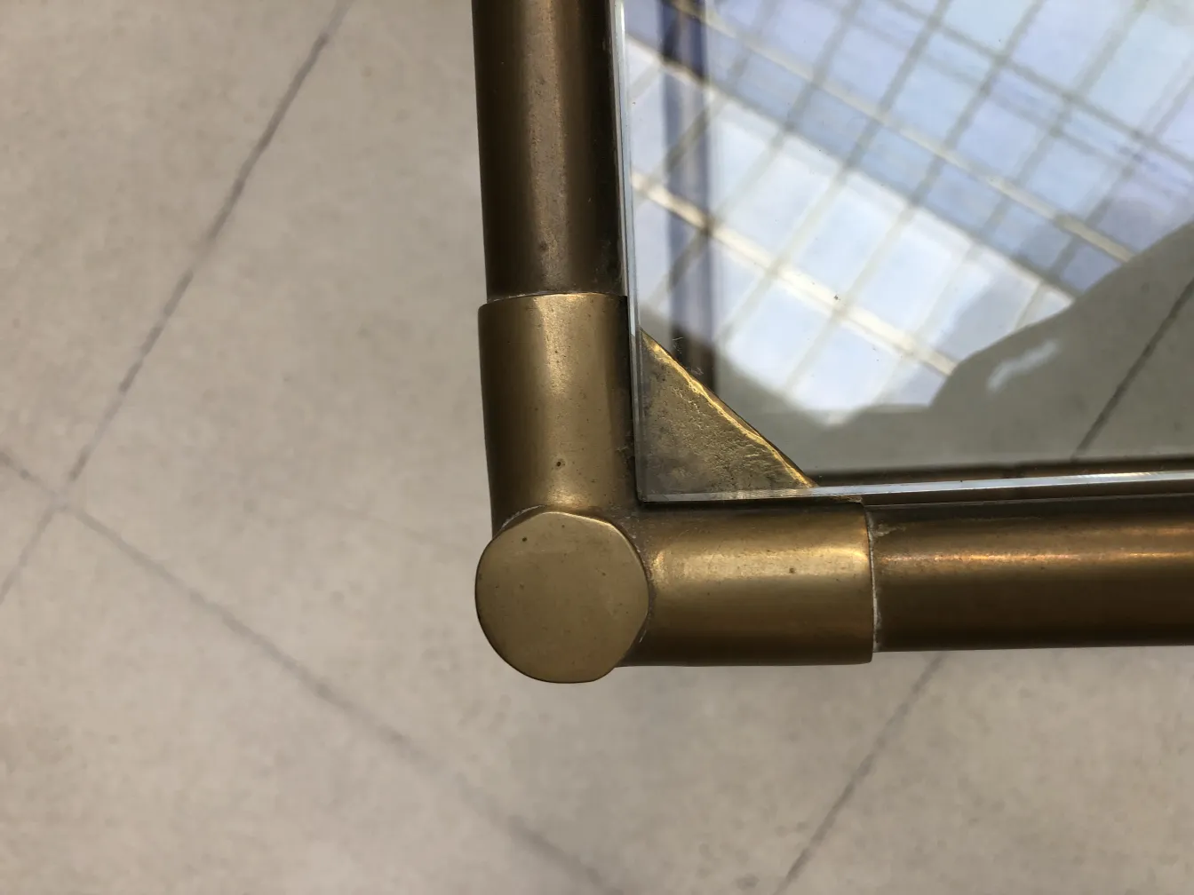 detalhe de uma mesinha antiga com espelho