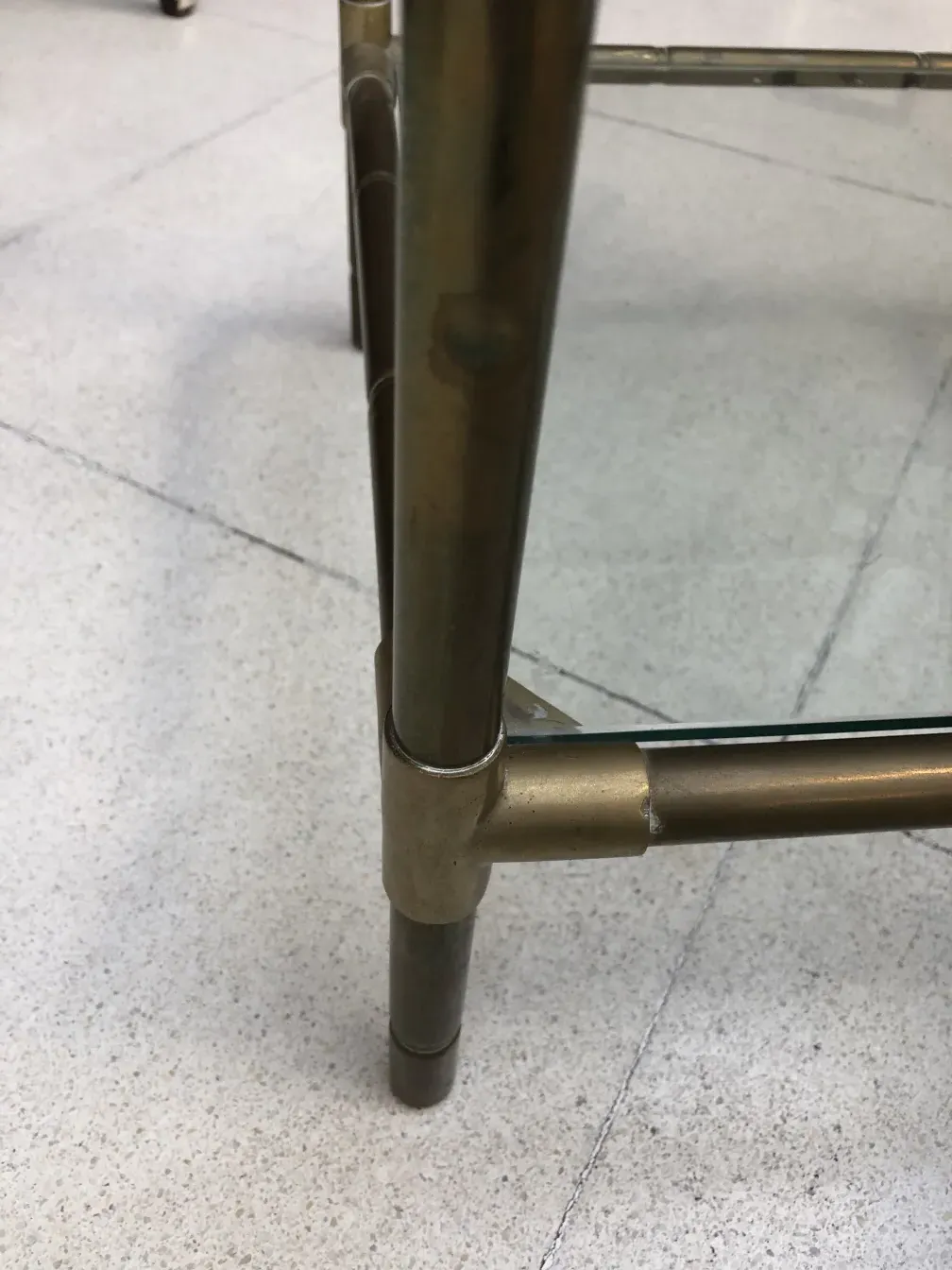 mesinha antiga pequena com detalhes sutis, ambiente neutro