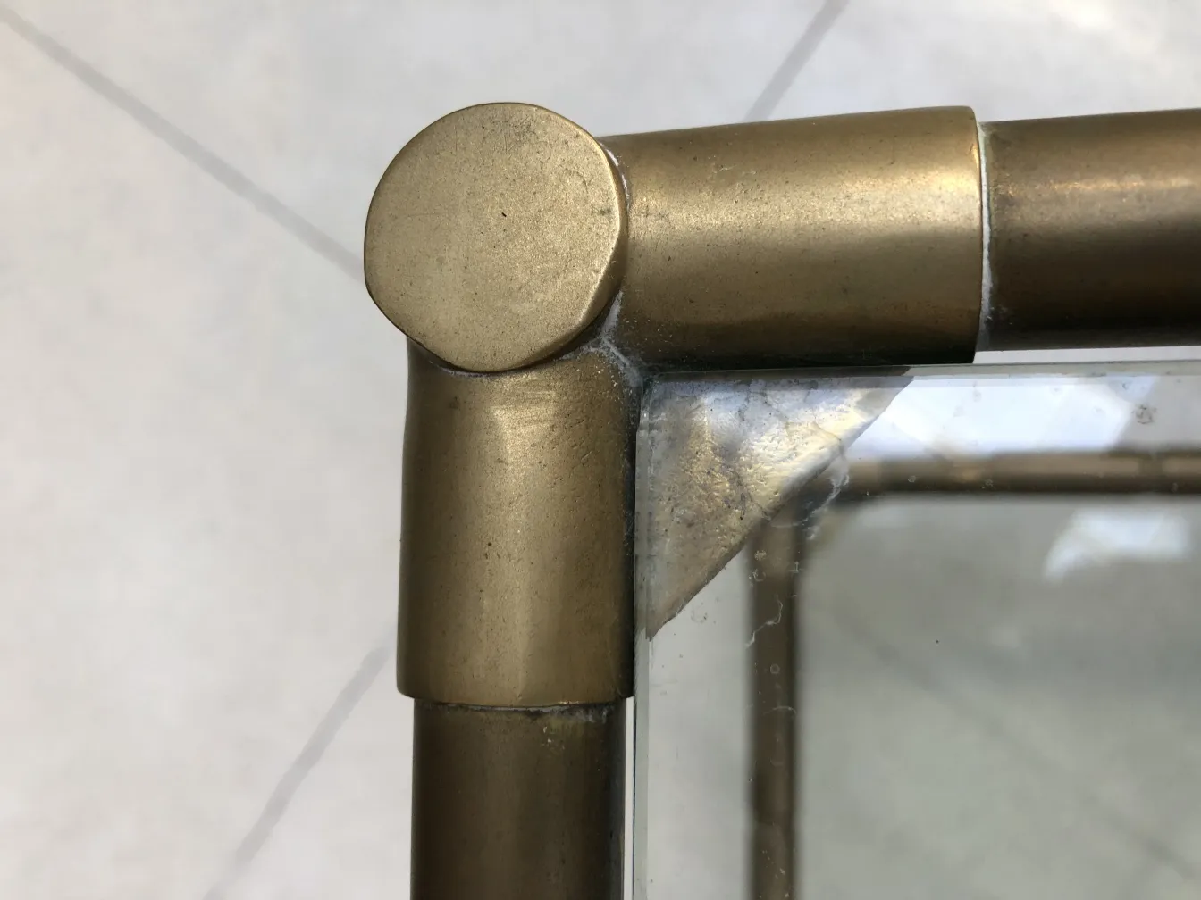 détail d'un coin de petite table ancienne avec ornements dorés