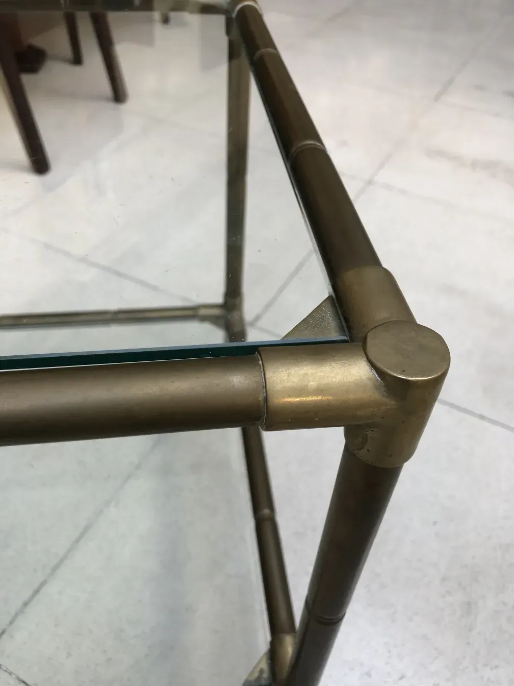 vista detalhada de uma antiga mesinha pequena com um design elegante e pernas decorativas