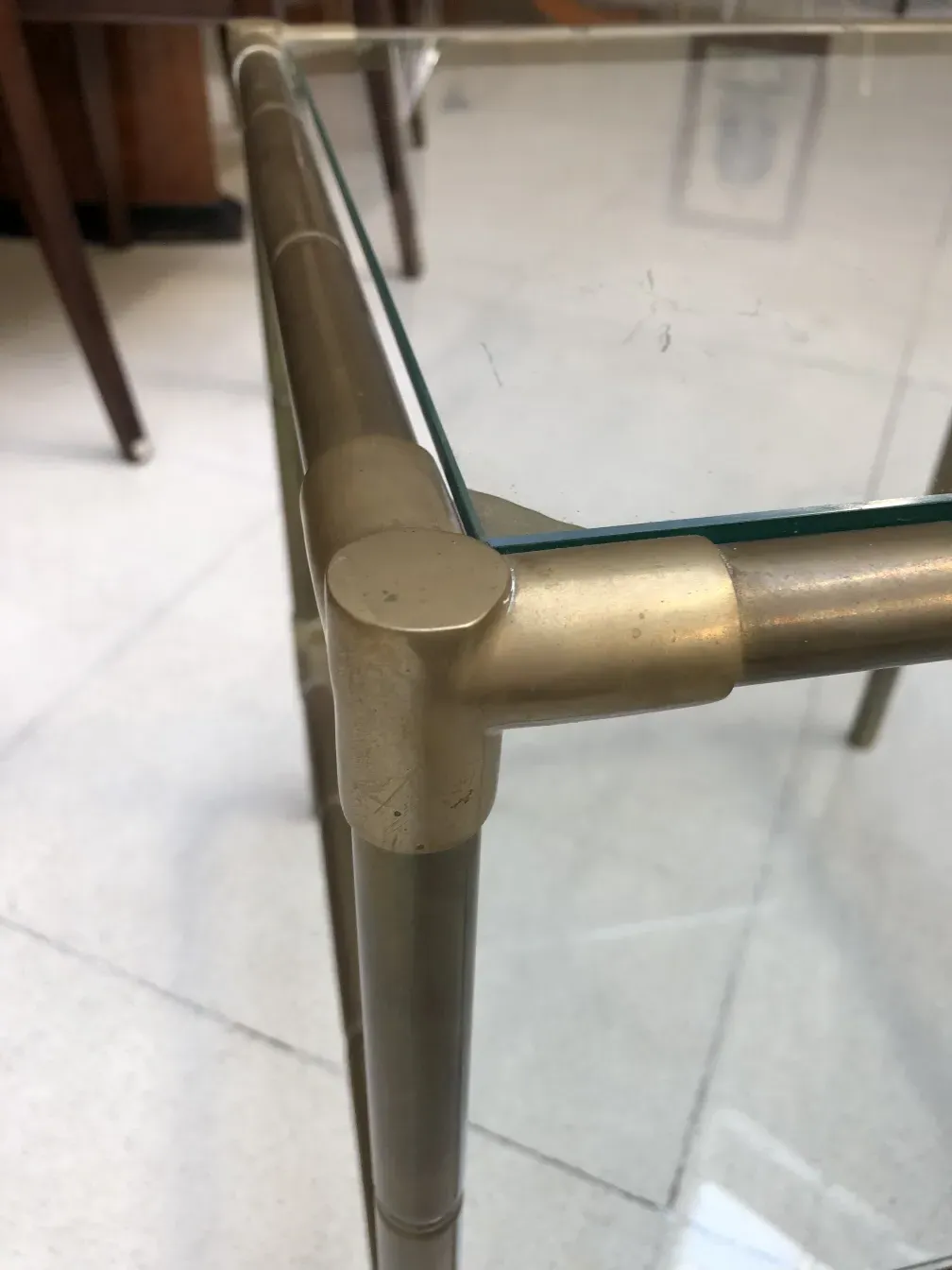 고전적인 작은 테이블 금속 프레임과 밝은 배경