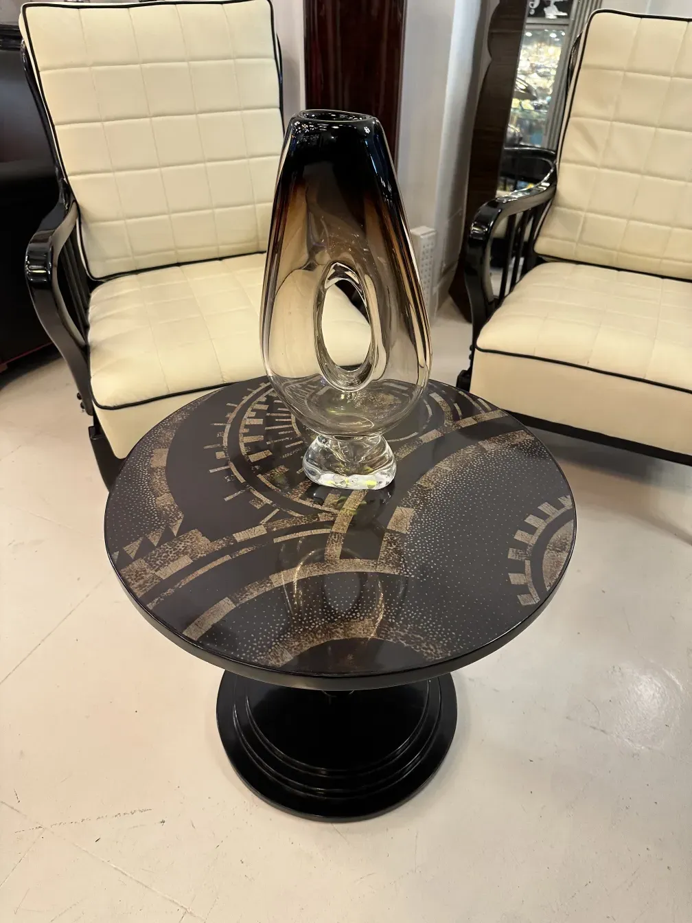 Kleiner antiker Tisch mit elegantem Design, geschmückt mit einer Vase