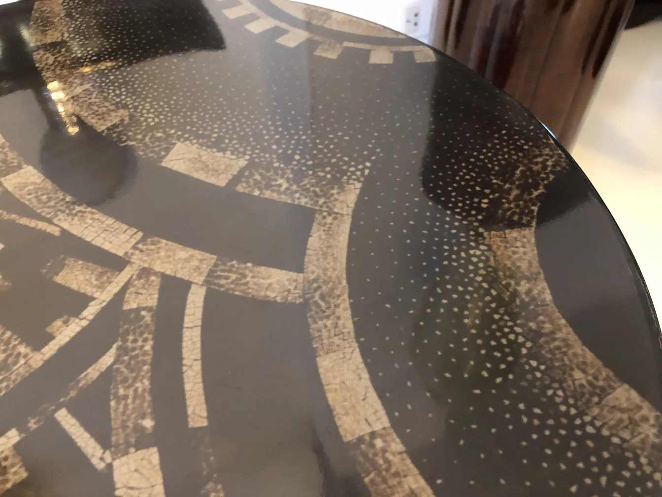 Petite table antique avec décorations subtiles et design élégant.