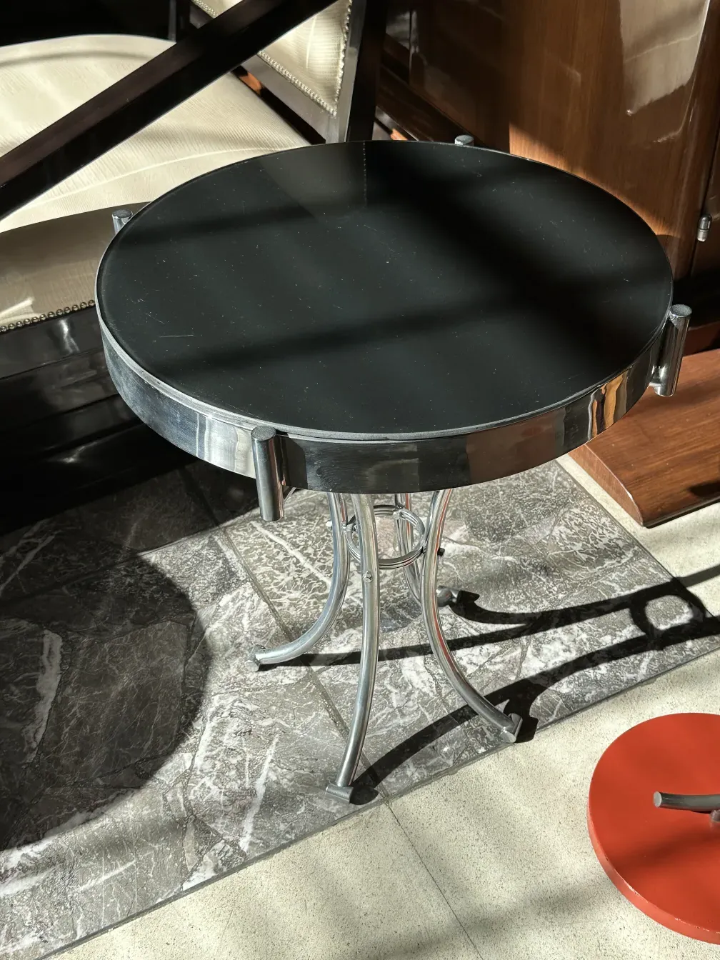 Tavolino antico rotondo con gambe curve in un ambiente elegante