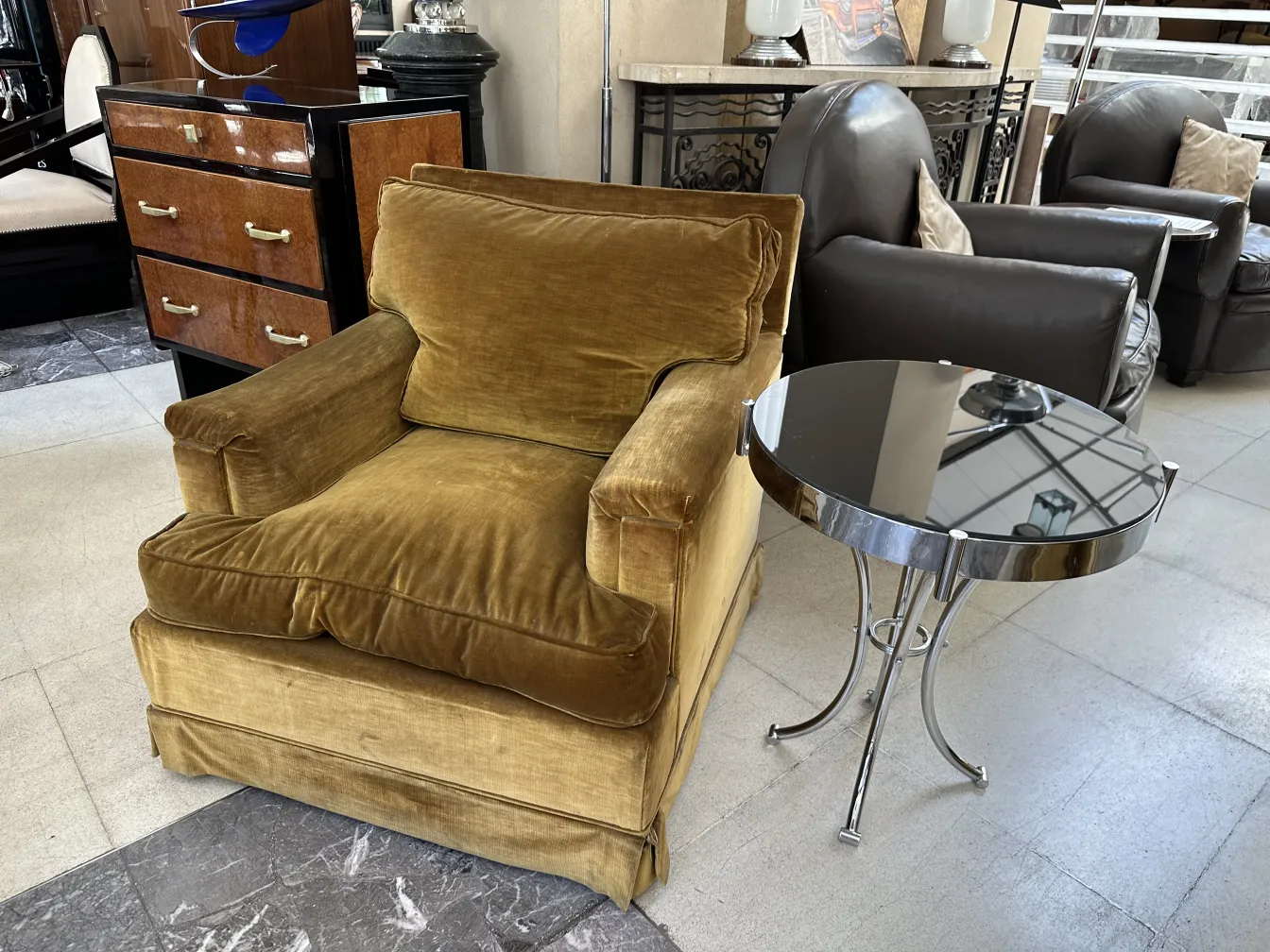 光沢のある表面の古い小さな円形テーブル