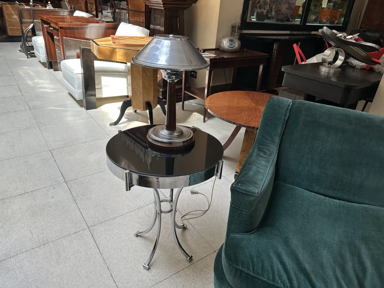 petite table ancienne ronde avec lampe et base en métal