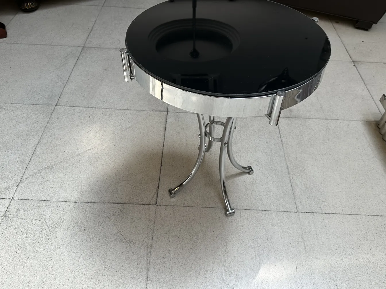 오래된 작은 원형 테이블, 클래식한 환경의 장식용 베이스와 함께