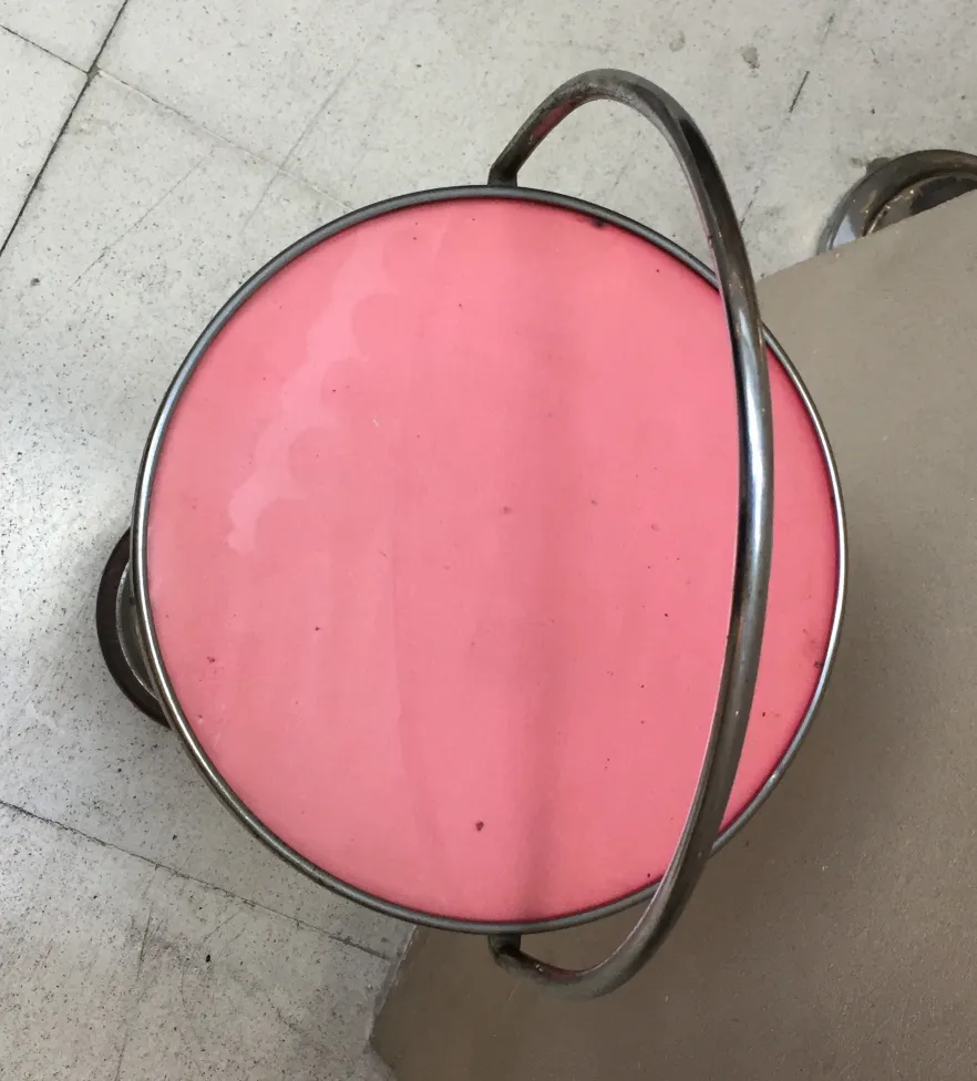 mesinha antiga redonda rosa com base metálica