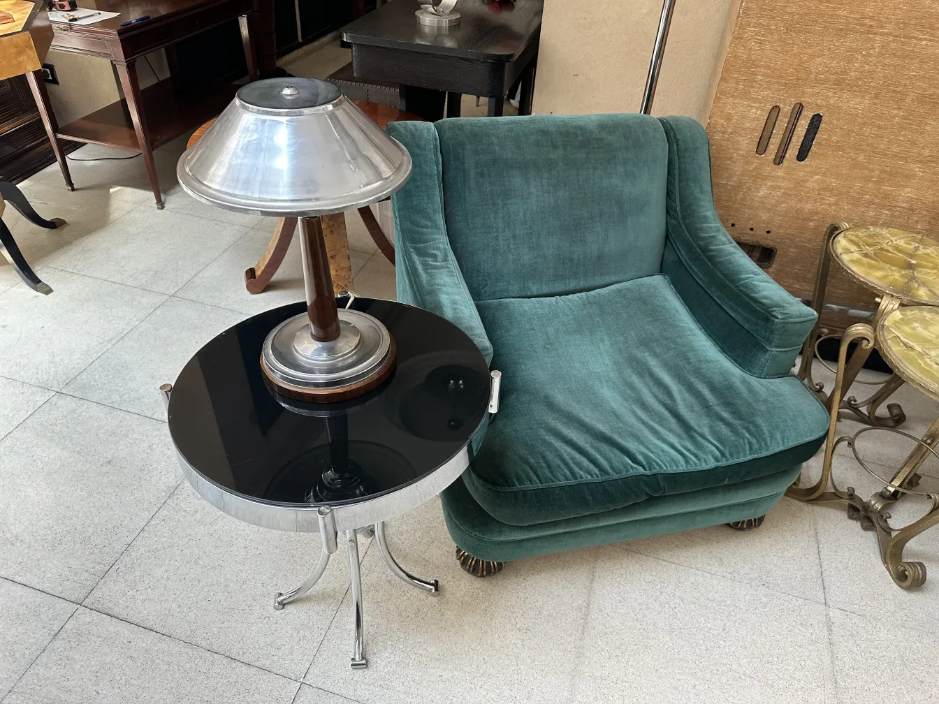 mesita antigua con base negra y lampara metalica