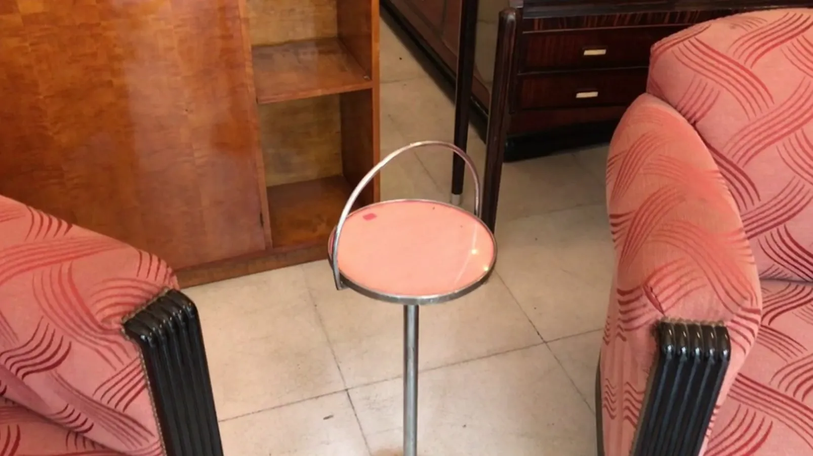 tavolino antico con base metallica e colore rosa