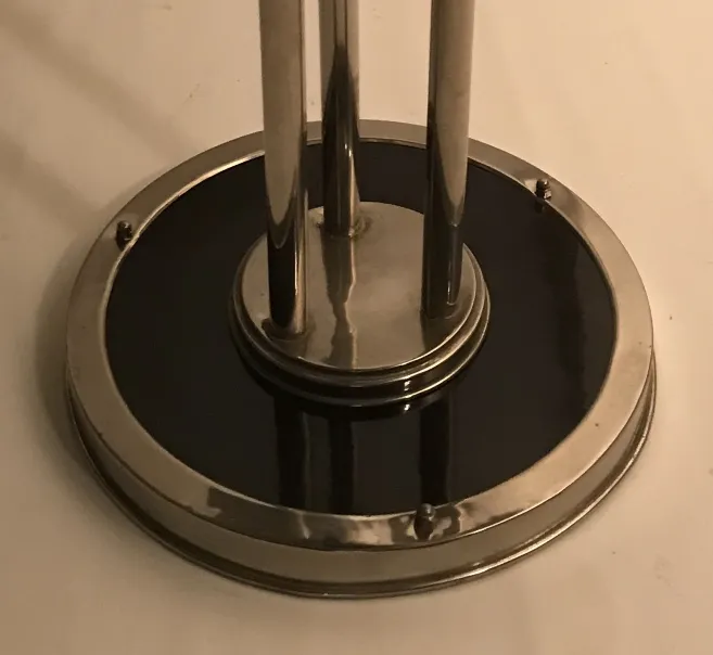 古董小桌子细节，带有圆形底座，优雅而装饰性