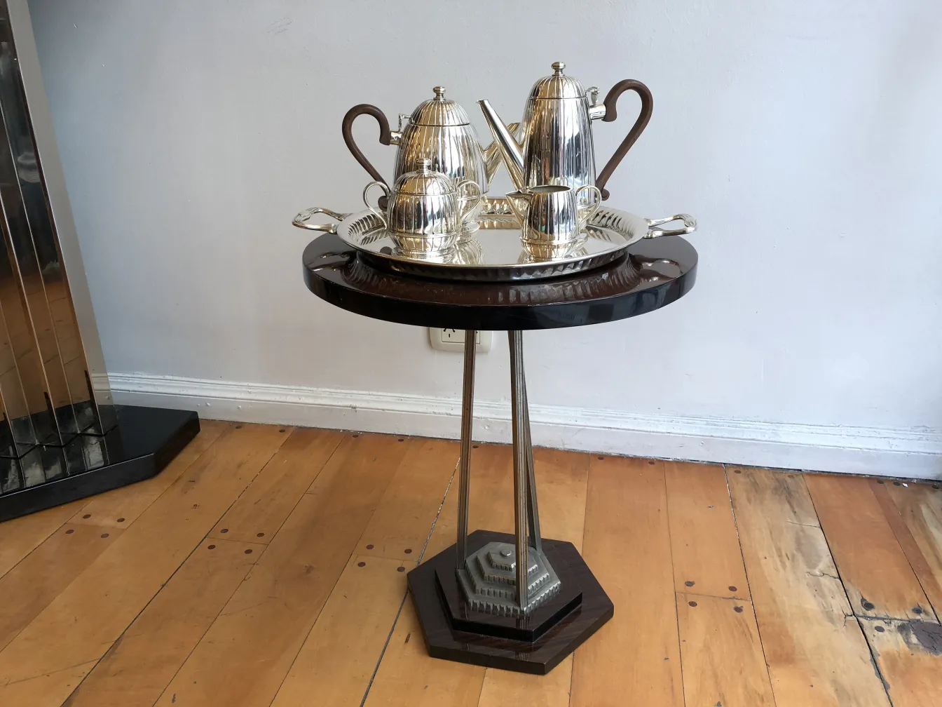 античный маленький столик с чайным набором сверху