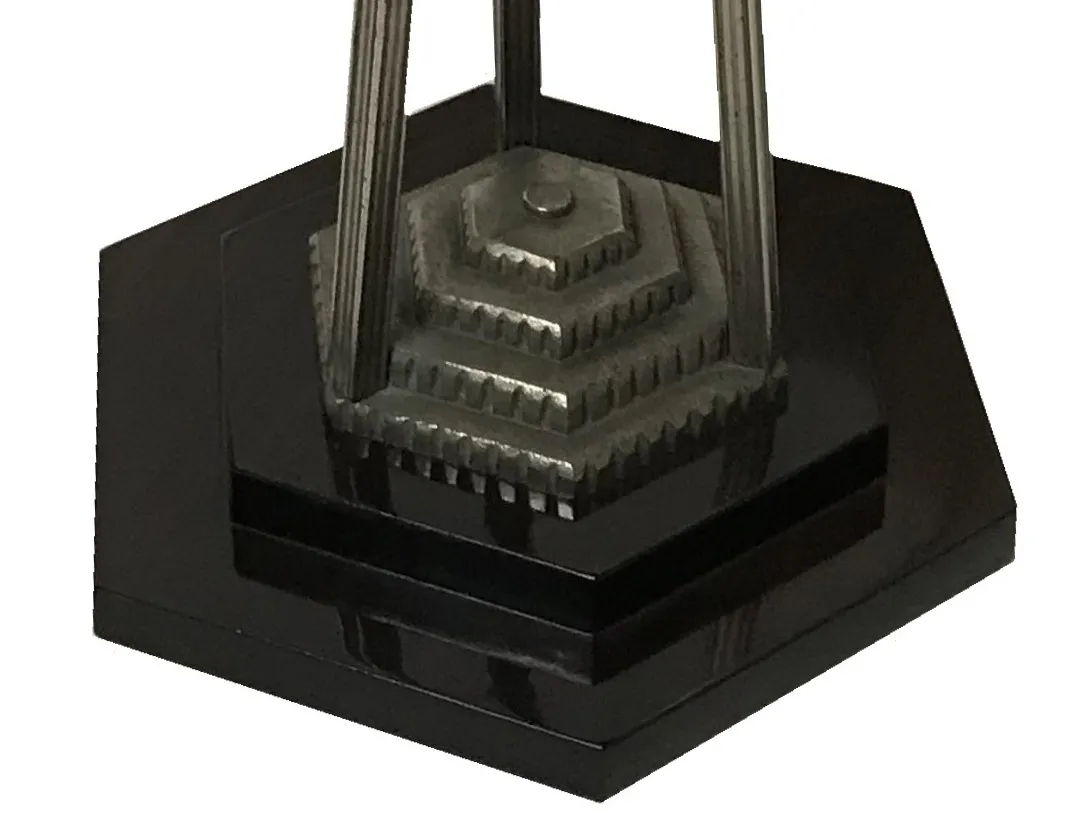 Mesita antigua con base hexagonal y diseño decorativo