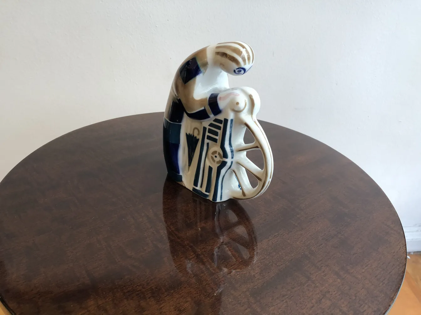 mesita antigua con una figura decorativa en la superficie