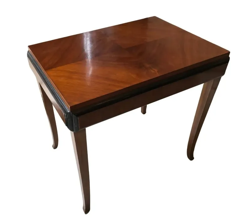 प्राचीन छोटी मेज़ जिसमें पतले पैर और चमकदार सतह है।