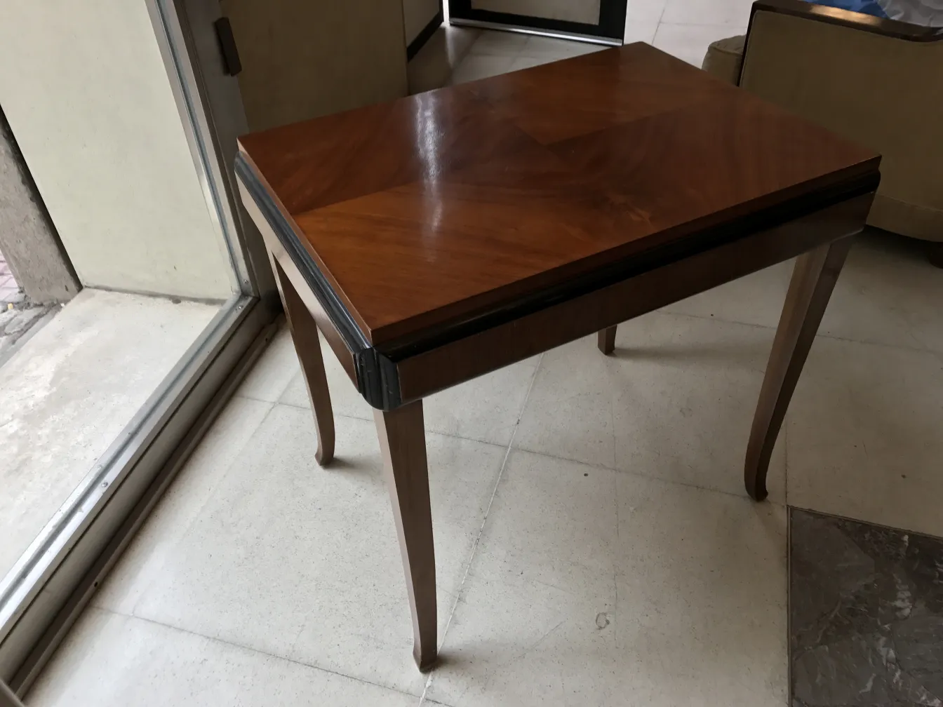 Petite table antique avec des jambes élégantes dans un cadre accueillant.