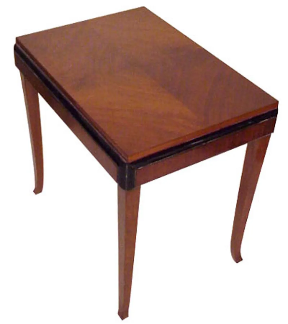 Mesinha antiga decorativa com pernas elegantes e design