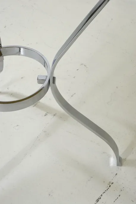 tavolino antico con base curva e gambe eleganti