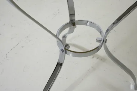 vista de la base de una mesita antigua, con diseño curvado