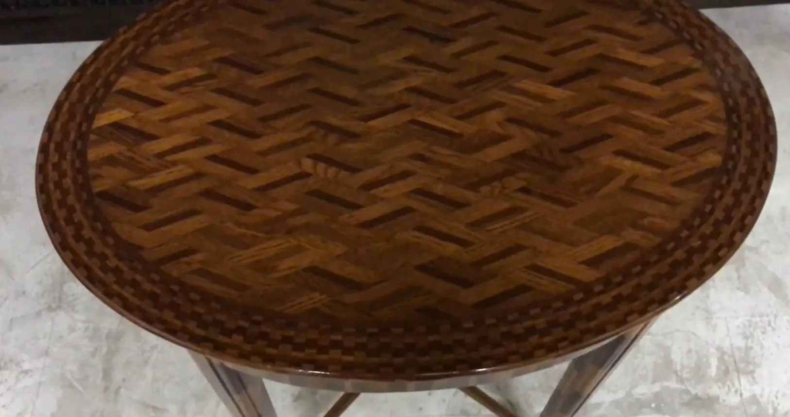 petite table ancienne ronde avec un motif décoratif sur la surface