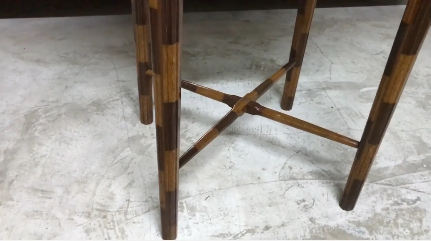 mesita antigua con un diseño elegante y patas estilizadas