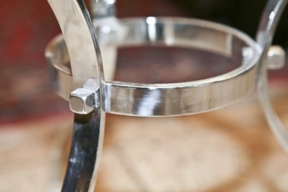 طاولة صغيرة قديمة بتصميم متقوس في إعداد كلاسيكي.