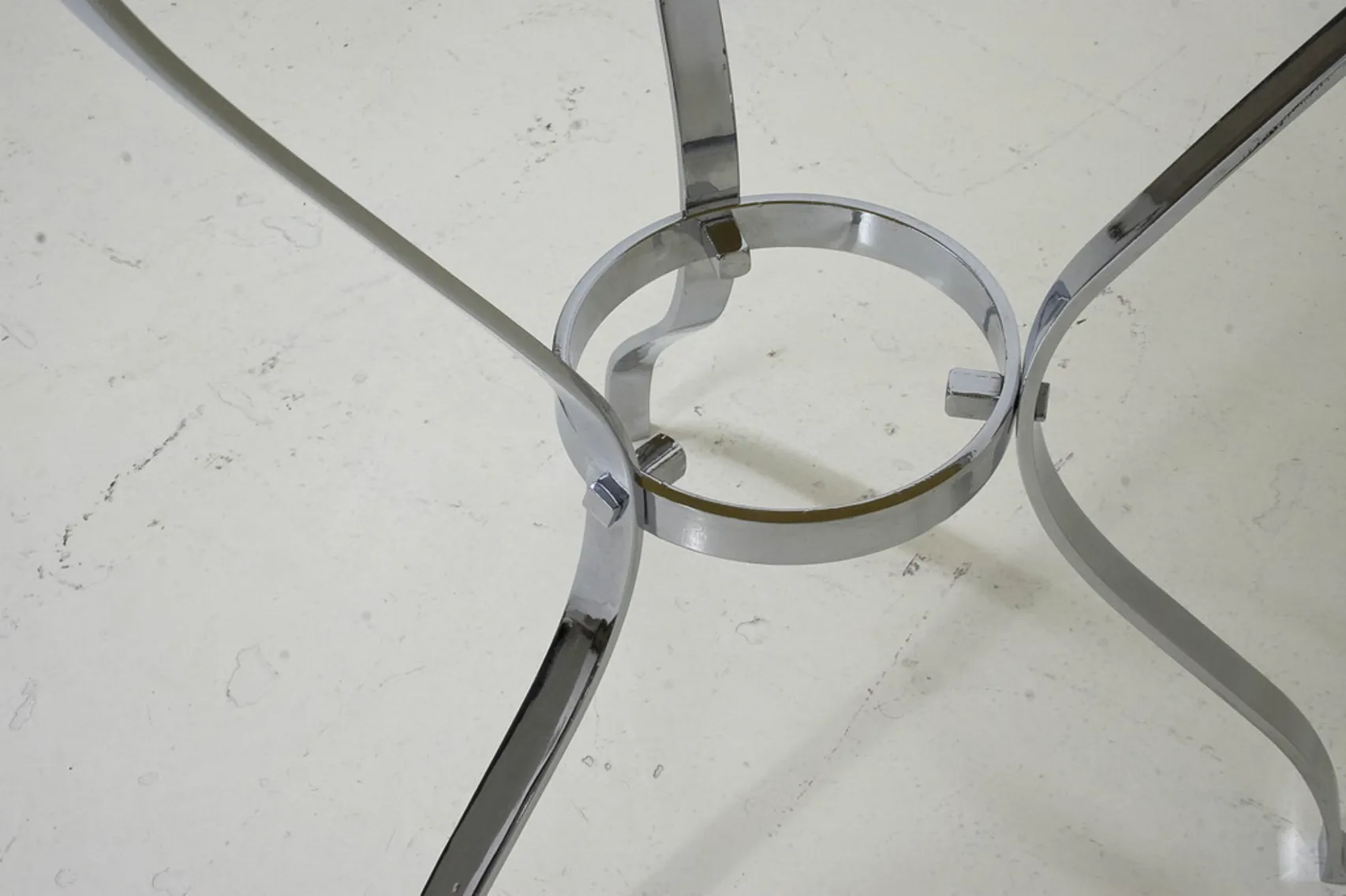 Vista de una mesita antigua con base sofisticada