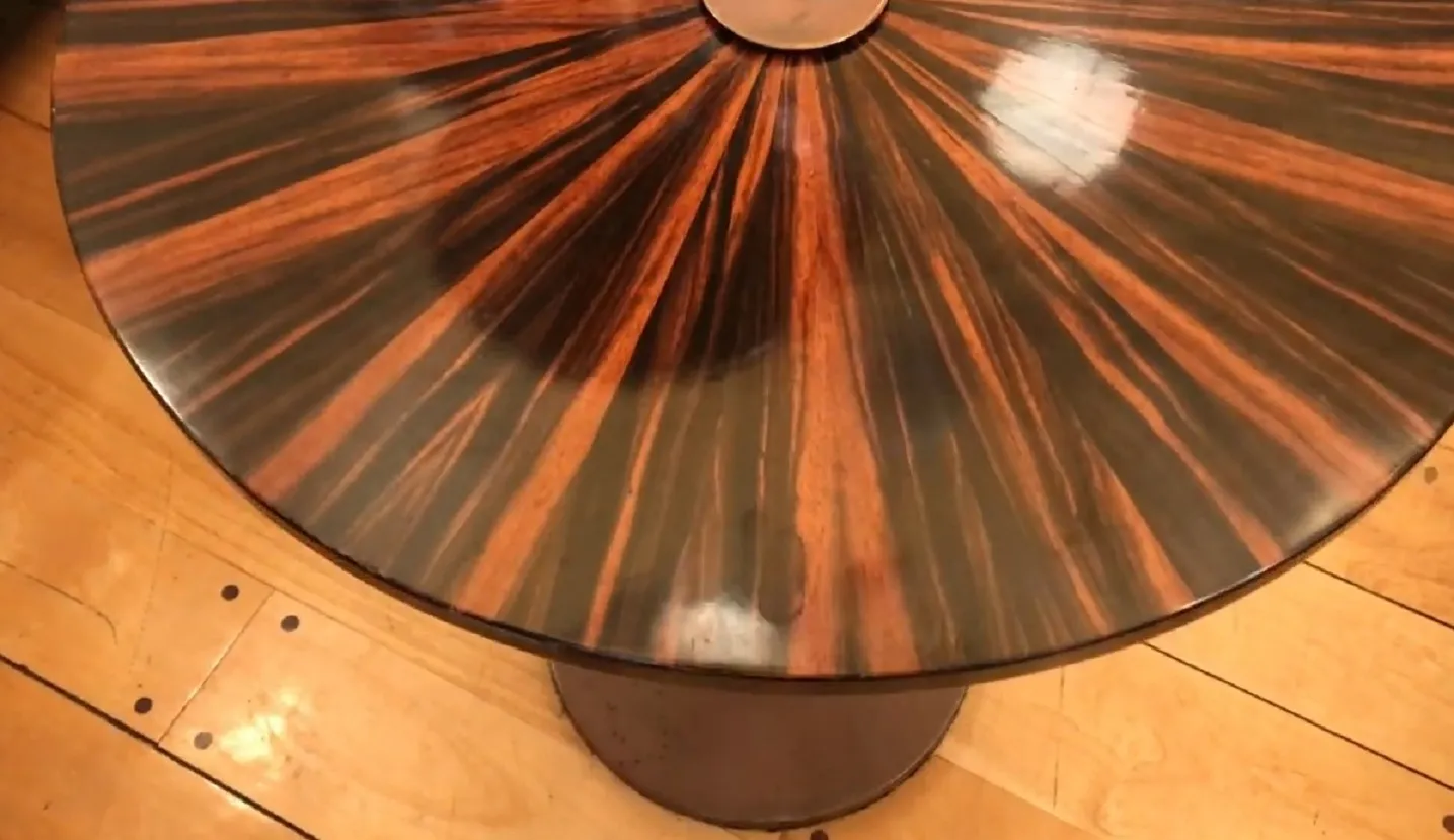 Antiquarischer kleiner Tisch mit radialem Design oben, braune Farbe