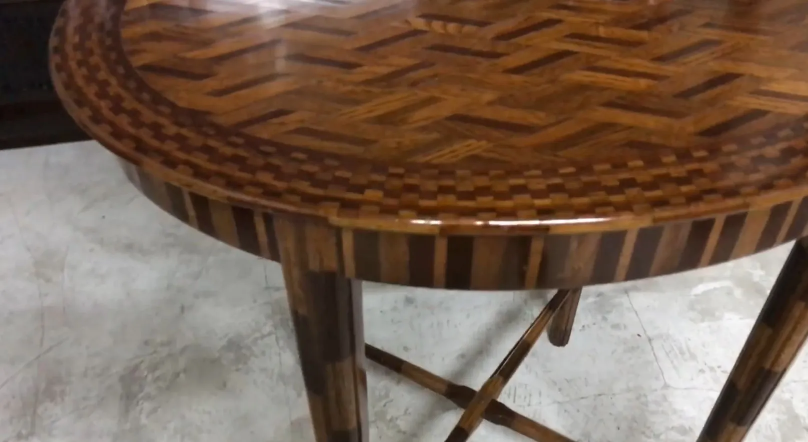 mesita antigua decorativa con diseño intrincado en la superficie