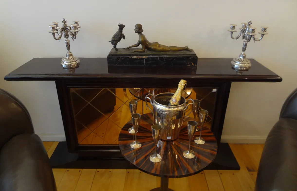 petite table ancienne avec des verres et décoration dans l'environnement