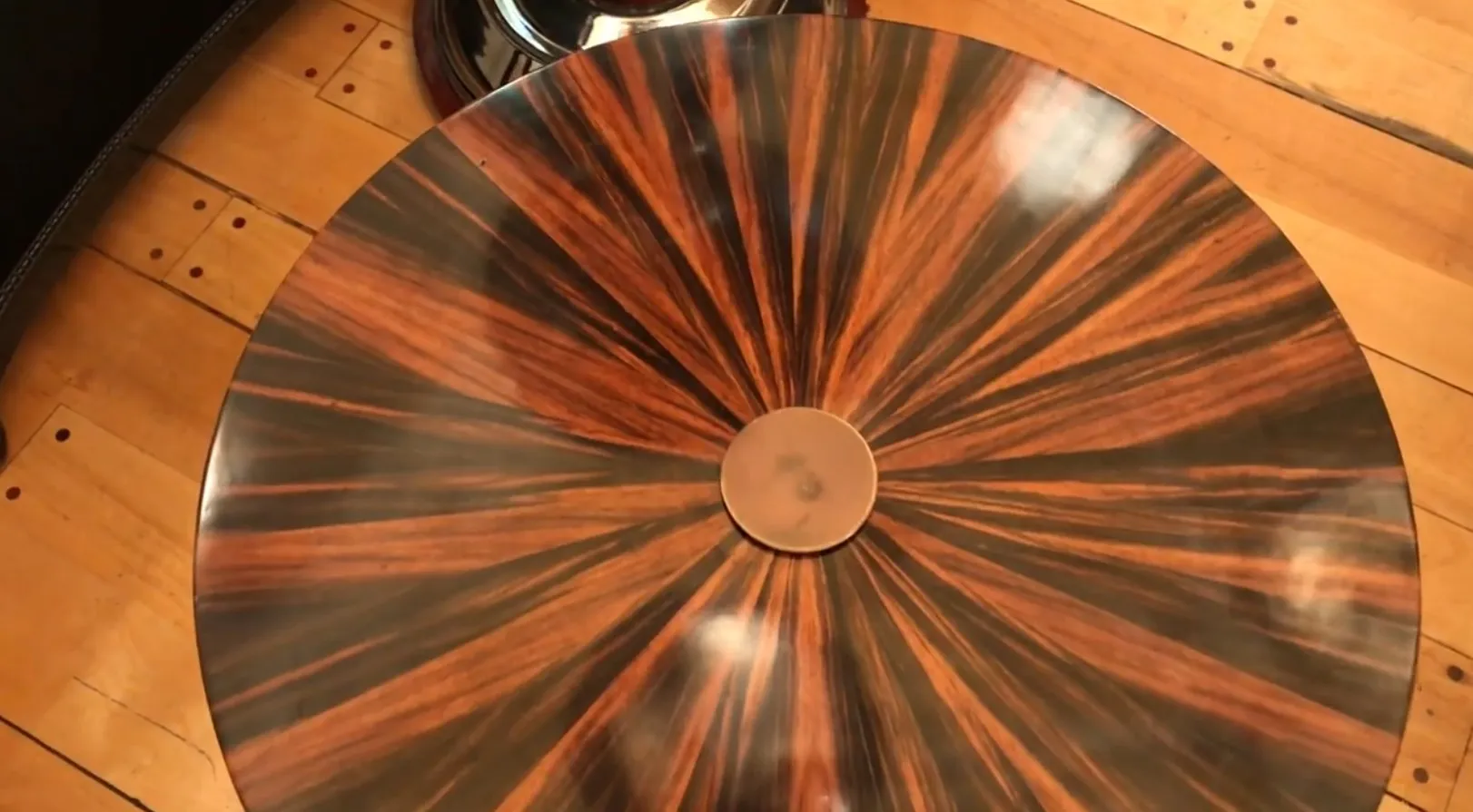 Tavolino antico con un design unico e dettagli notevoli, in un ambiente accogliente.