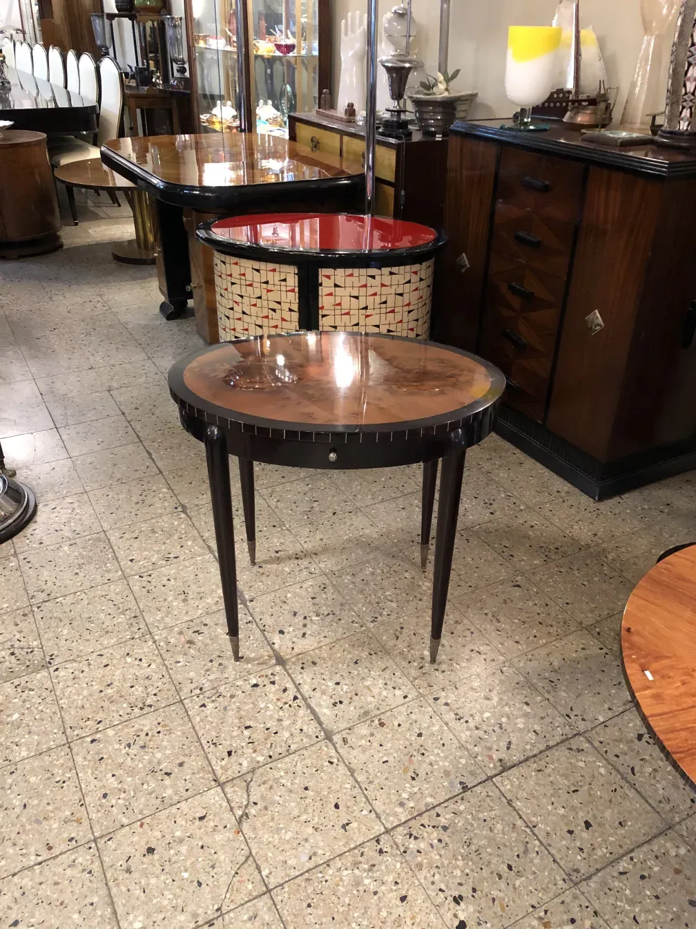 mesinha antiga redonda em um ambiente de antiquários