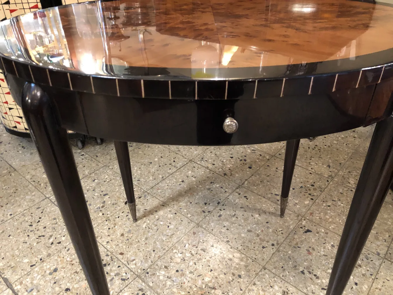 antike runde kleine Tisch mit Glasoberfläche und eleganten Details