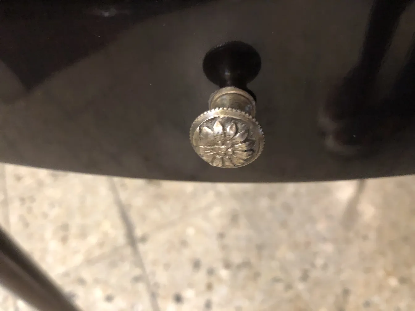 detalle del tirador en una mesita antigua clásica