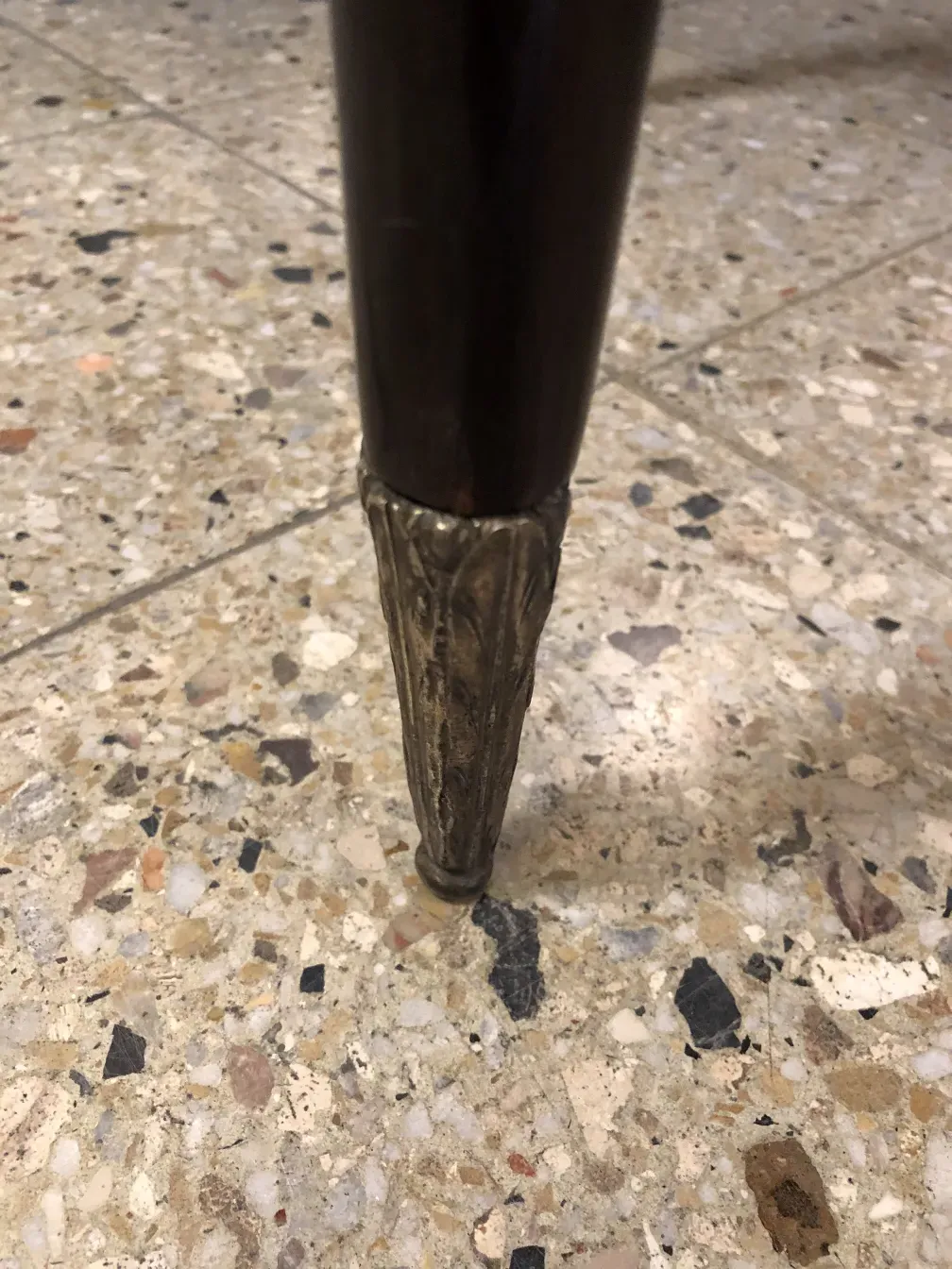 古董小桌子的腿部特写，具有装饰细节