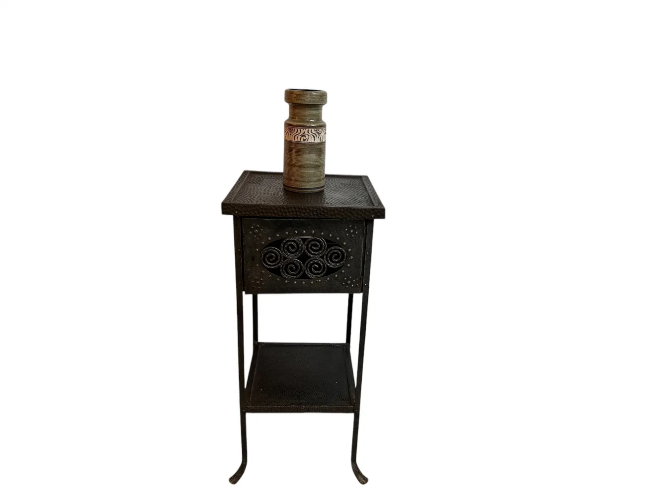 Petite table ancienne avec un design décoratif et un vase dessus.