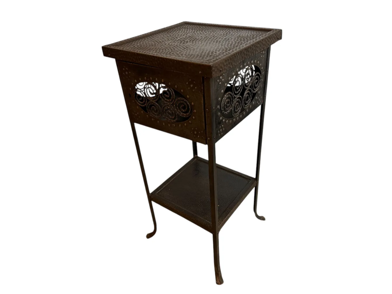 Mesita antigua con detalles decorativos en forja, ideal para ambientes clásicos.