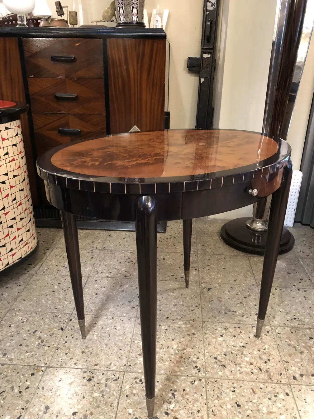 tavolino antico con gambe eleganti e superficie lucida