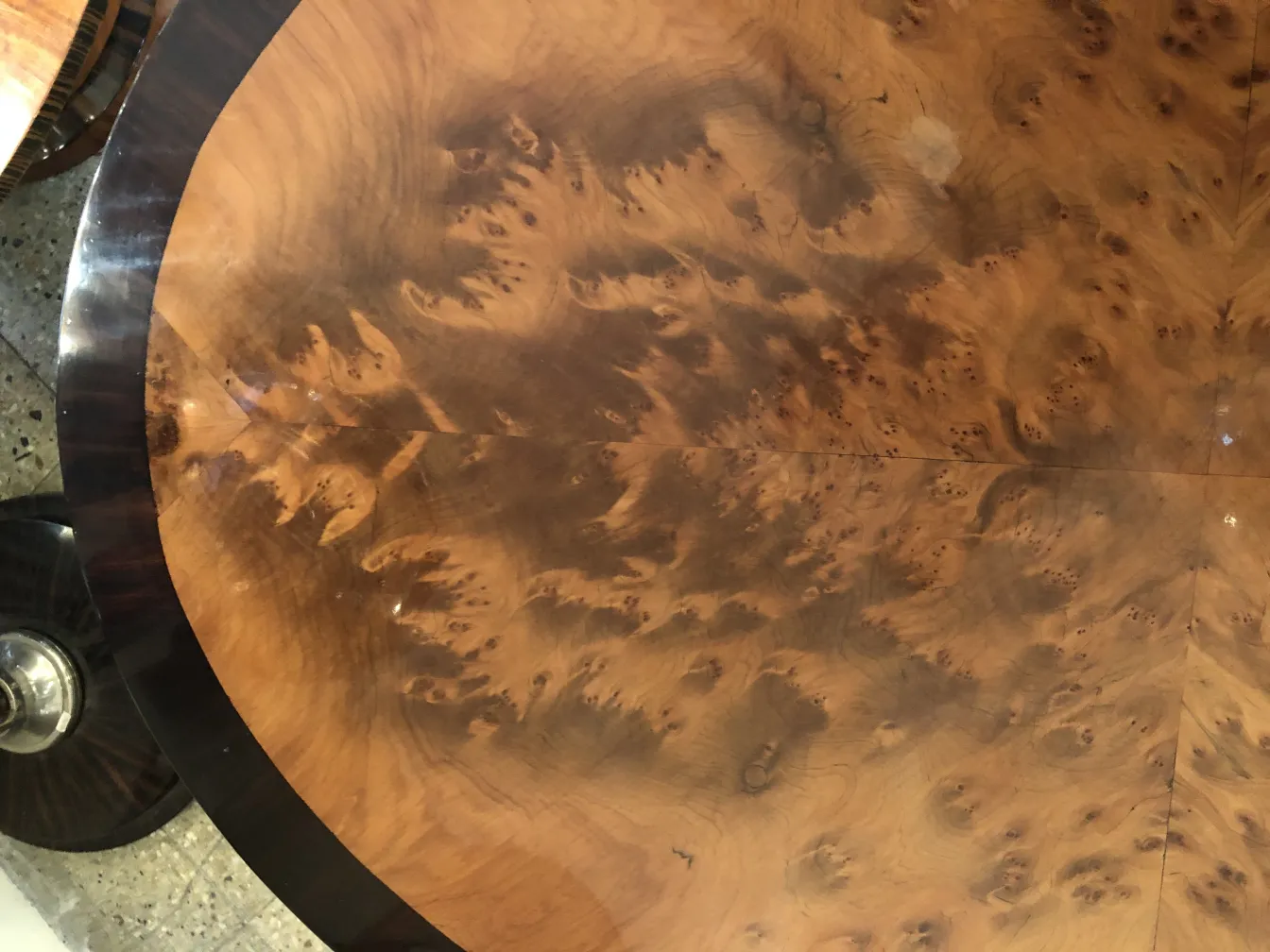 антикварный маленький столик с естественным узором на поверхности