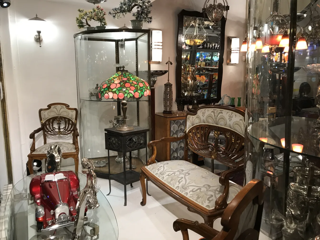 kleiner antiker Tisch mit eleganter Dekoration und Lampe