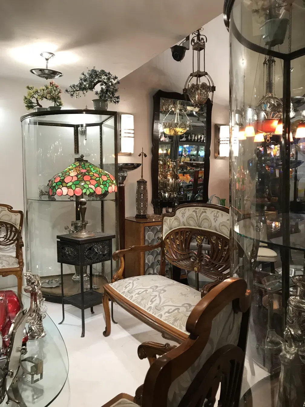 antico tavolino decorativo con colori vivaci e forma unica, atmosfera di antiquariato.