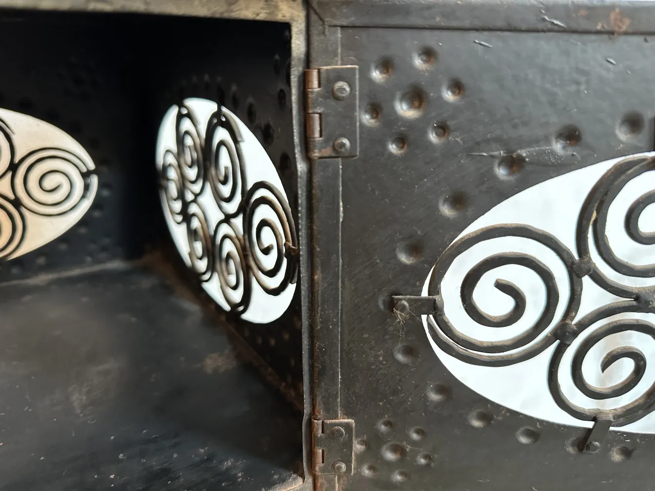 antico tavolino con decorazioni a spirale, sfondo scuro